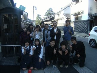 有松の町並みを背景にした参加者の集合写真