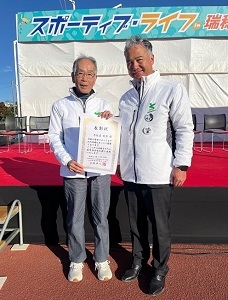 写真:宇佐美さん(左)と区長(右)