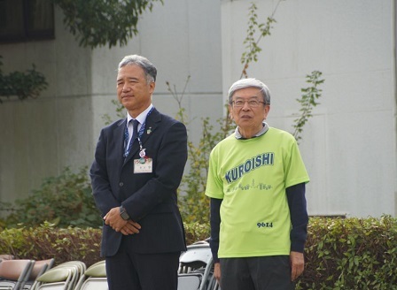 写真:区長(左)と長屋会長(右)