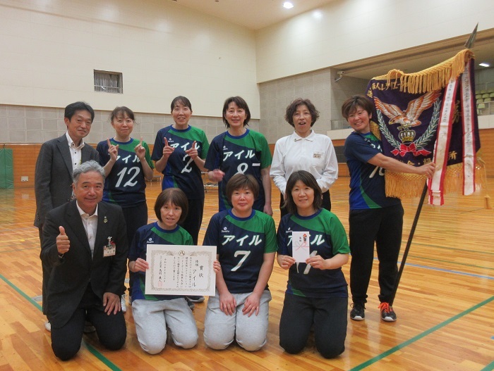 写真:区長(左手前)と優勝チームのみなさん