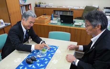 写真:区長(左)とJAみどり小島組合長(右)