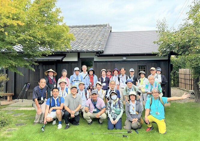 写真:参加者と区長(中央)