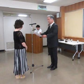 写真:受賞者(左)と区長(右)