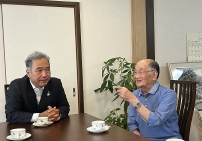写真:区長(左)と渡部さん(右)