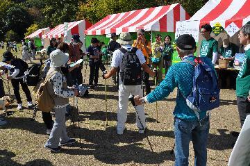 写真:緑区区民まつり60周年記念事業ブースにお集まりいただいた皆さん