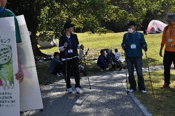 写真:ポールウオーキングの様子
