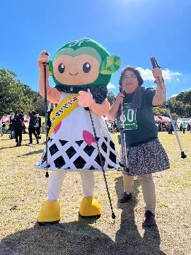 写真:ポールウオーキングとみどりっち