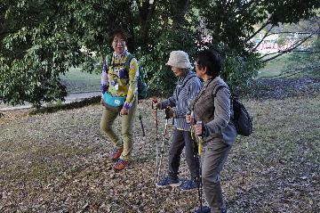 写真:会話も弾むクアオルト健康ウオーキング