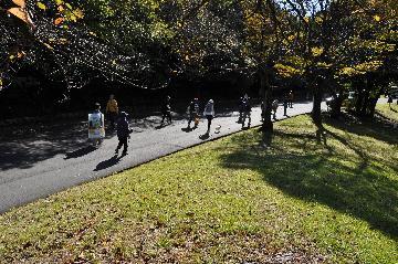 みんなで歩く隊列写真