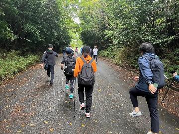 写真:足上げウオーキング