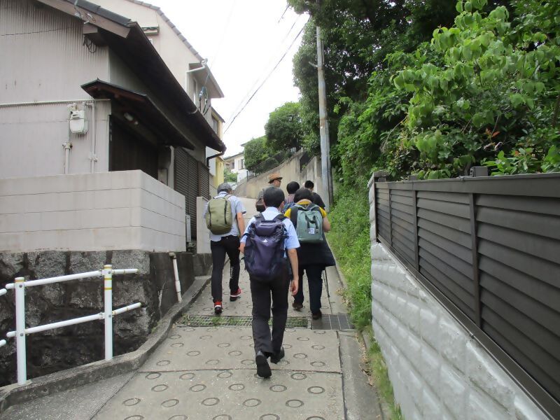 写真:有松小学校から高根山へ向かう