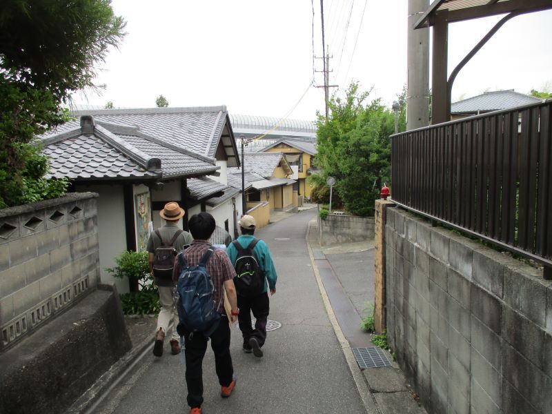 写真:長坂道を歩く