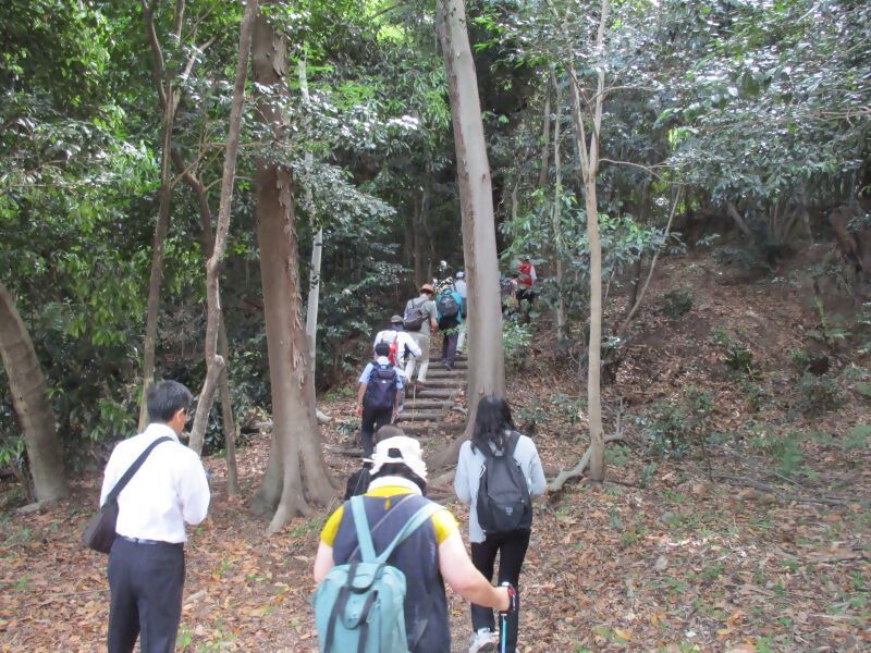 写真:鷲津砦公園の坂を上っています