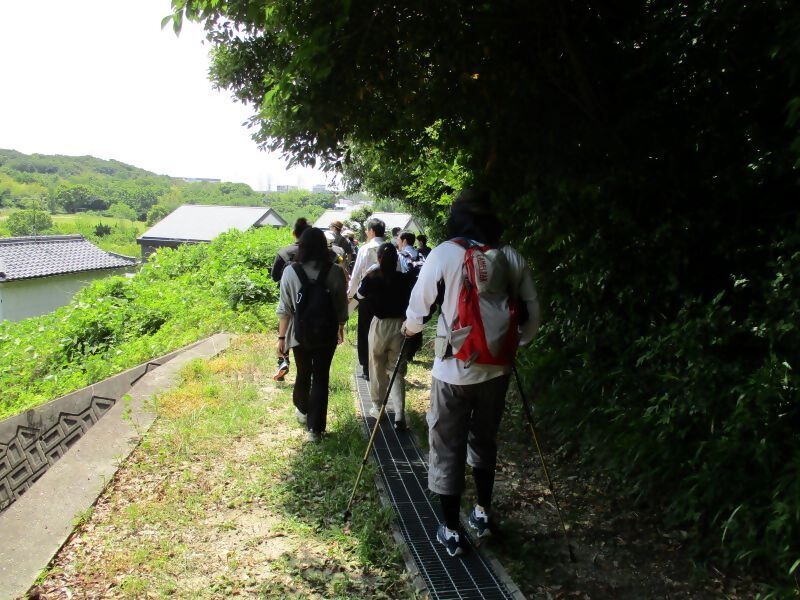 写真:丸根砦を周っています