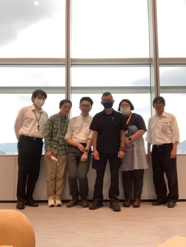 写真：岐阜市のお二人と緑区チームの記念撮影