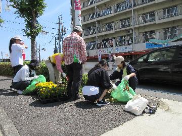 写真：花植え活動の様子1
