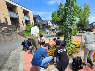 写真：花植え活動の様子
