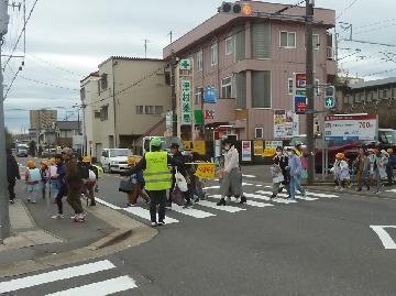 写真：児童の見守り活動の様子