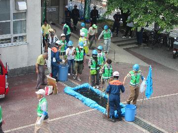 写真:浸水防止措置訓練