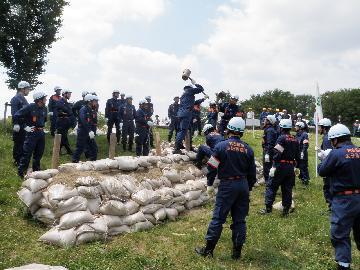 写真:杭打ち積み土のう工法