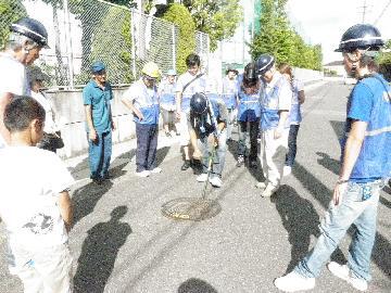 写真:全学区避難所開設訓練 地下式給水栓操作訓練