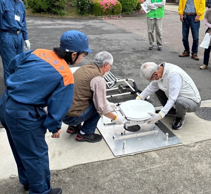 写真:下水道直結式仮設トイレ組立訓練