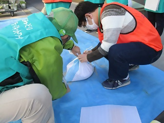 写真:みどり災害ボランティアネットワークとの連携 水防訓練