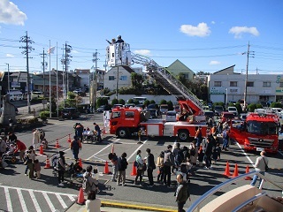写真:はしご車乗車体験の様子