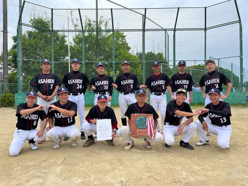 OBソフトボール大会の準優勝チームの集合写真