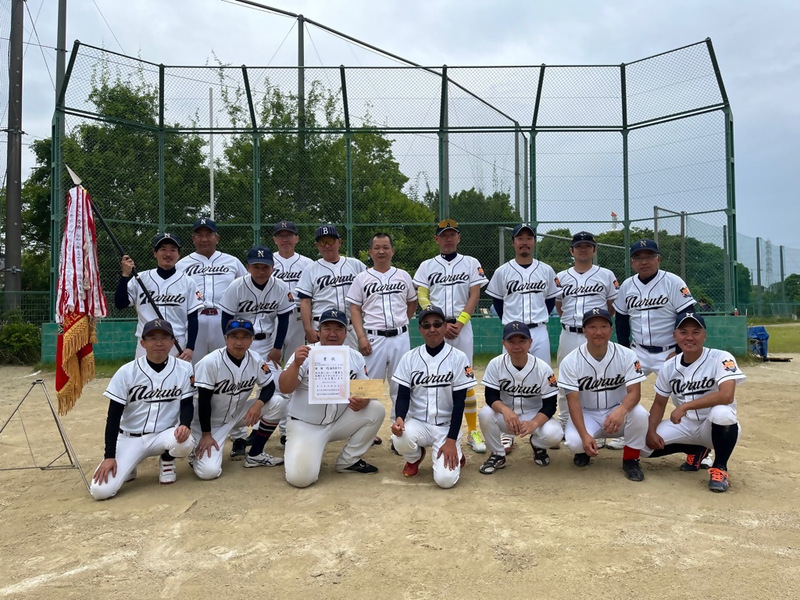 OBソフトボール大会の優勝チームの集合写真