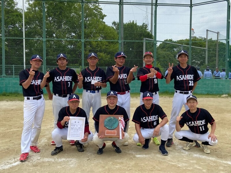 OBソフトボール大会の準優勝チームの集合写真