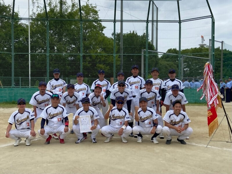 OBソフトボール大会の優勝チームの集合写真