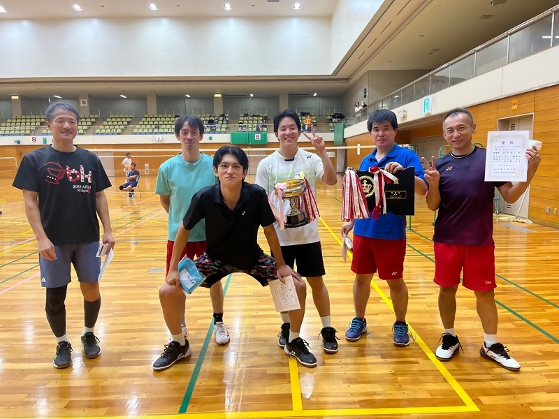 写真:男子ダブルス一般1部で受賞したペア