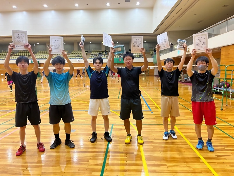 写真:男子ダブルス一般2部で受賞したペア