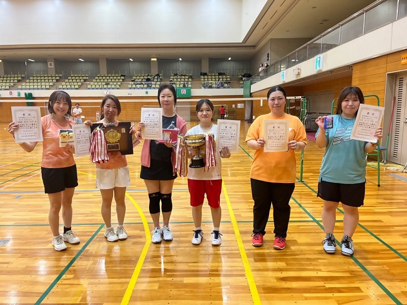 写真:女子ダブルス一般1部で受賞したペア