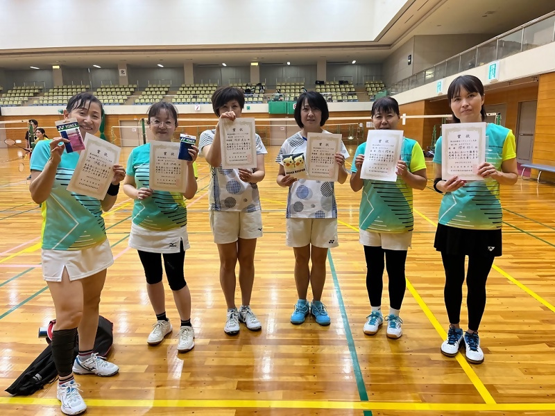 写真:女子ダブルス一般2部で受賞したペア