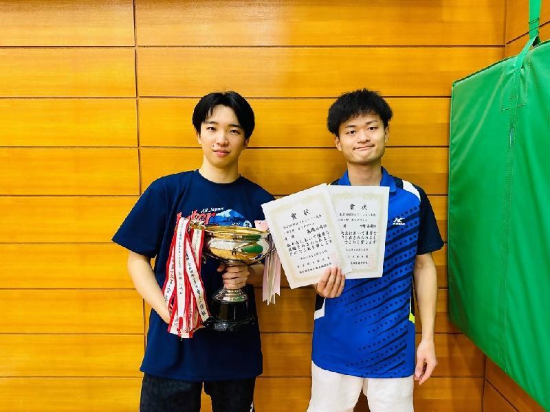 写真:男子ダブルス一般1部で優勝したペア