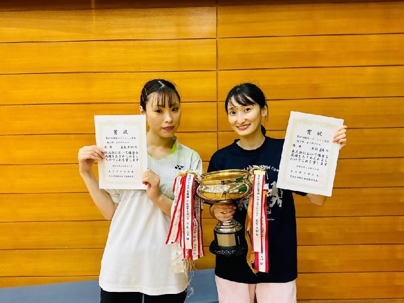 写真:女子ダブルス一般1部で優勝したペア