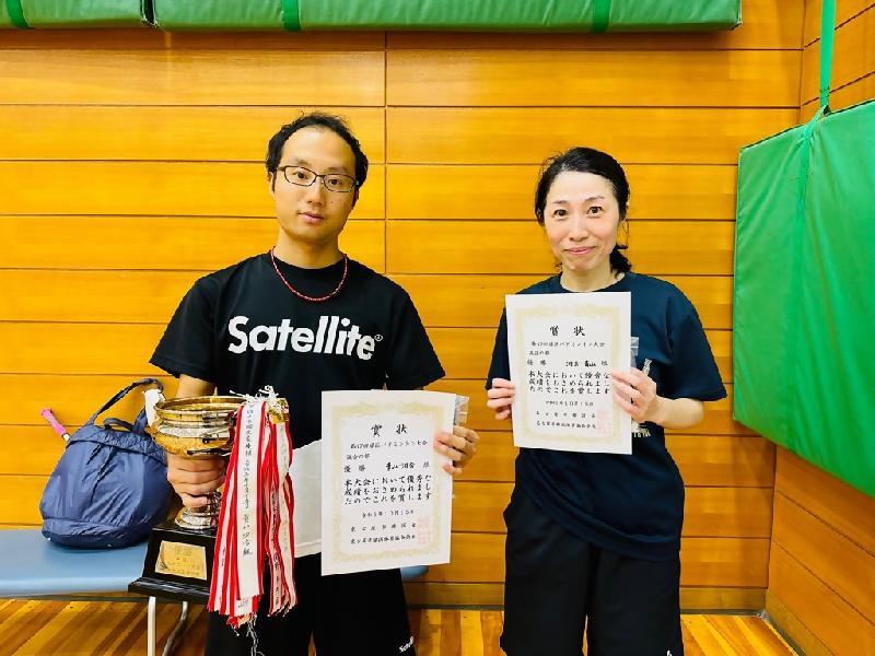 写真:混合ダブルスの部で優勝したペア