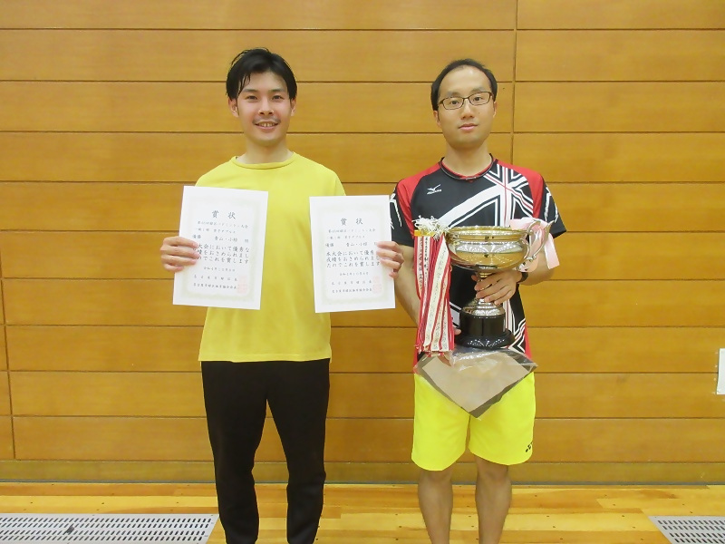 写真:男子ダブルス一般1部で優勝したペア