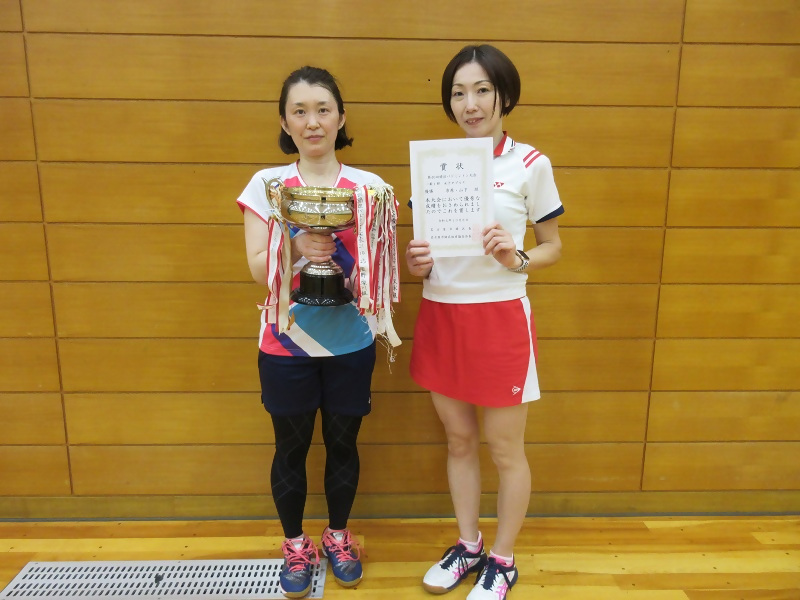 写真:女子ダブルス一般1部で優勝したペア