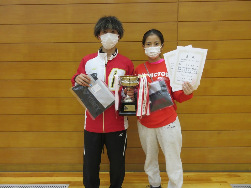 写真:混合ダブルスの部で優勝したペア