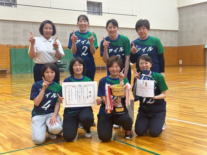 優勝した「アイル」の皆さんの写真