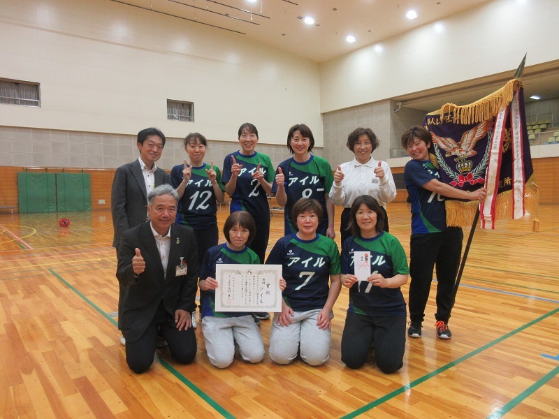 優勝した「アイル」の皆さんの写真