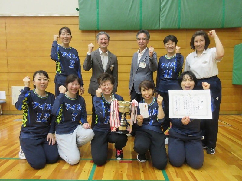 優勝した「アイル」の皆さんの写真