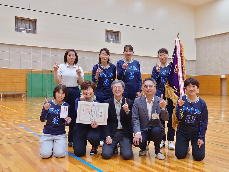 優勝した「アイル」の皆さんの写真