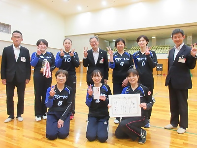 準優勝した「クローバー」の皆さんの写真