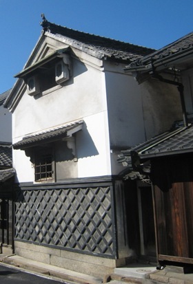 写真:県指定文化財の服部幸平家住宅の倉