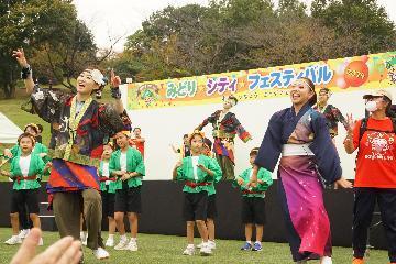 写真:緑区どまつりチームの総踊りの様子