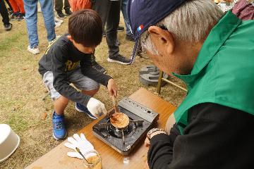 写真:昔のおやつ体験の様子